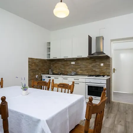 Lejlighed A3-90m2 W Shared Pool & Balcony Next To Trogir