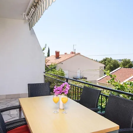 A3-90m2 W Shared Pool & Balcony Next To *