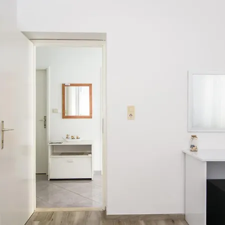 A3-90m2 W Shared Pool & Balcony Next To *