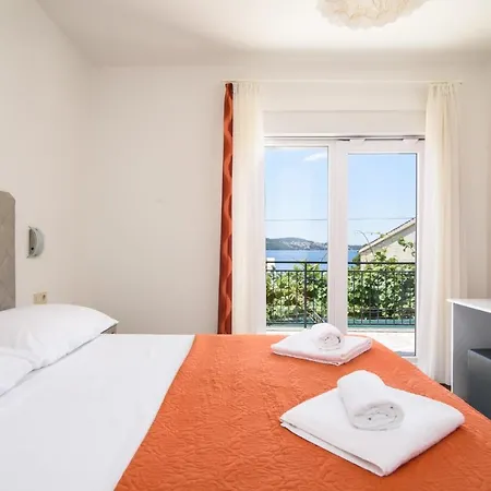 A3-90m2 W Shared Pool & Balcony Next To Lejlighed Trogir