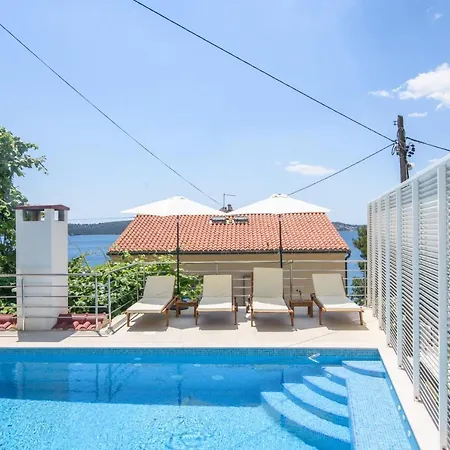 شقة A3-90m2 W Shared Pool & Balcony Next To *