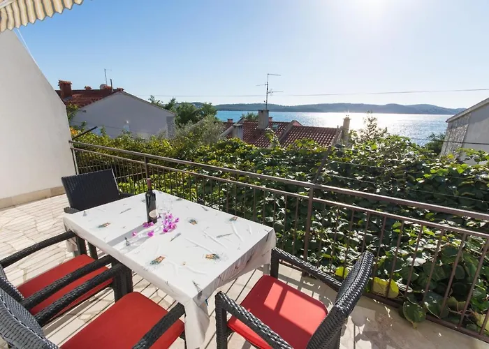 A3-90m2 W Shared Pool & Balcony Next To