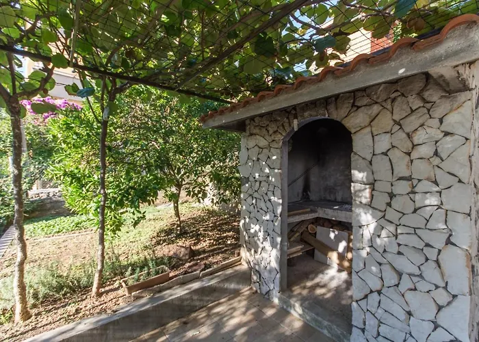 A3-90m2 W Shared Pool & Balcony Next To *