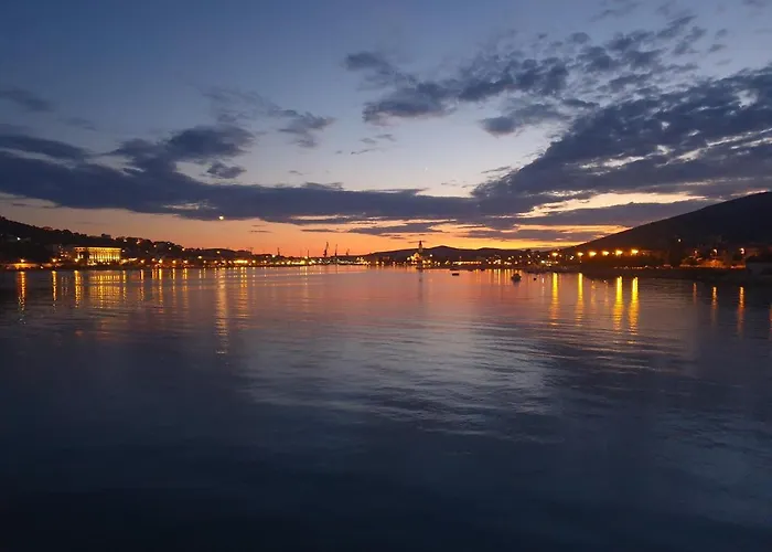 A3-90m2 W Shared Pool & Balcony Next To Lägenhet Trogir