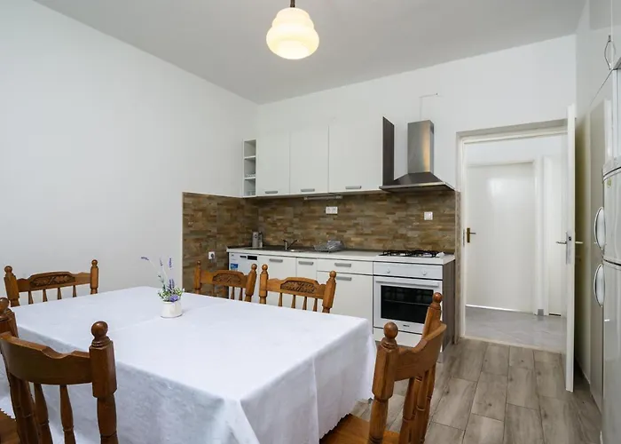 Lägenhet A3-90m2 W Shared Pool & Balcony Next To Trogir