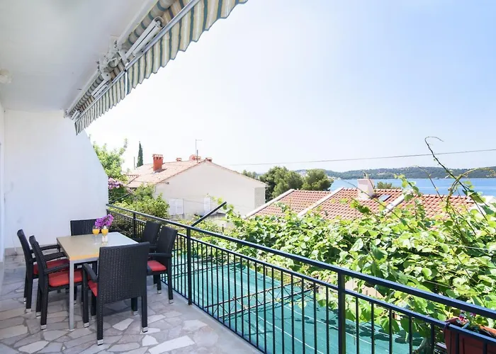 A3-90m2 W Shared Pool & Balcony Next To Lägenhet Trogir