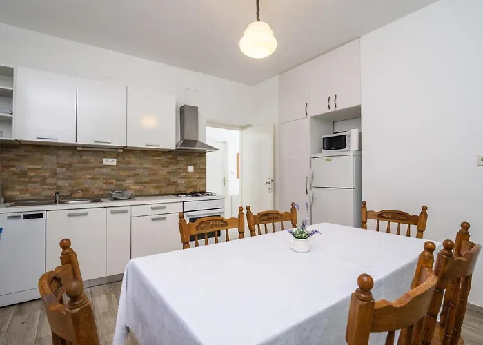 Lägenhet A3-90m2 W Shared Pool & Balcony Next To *