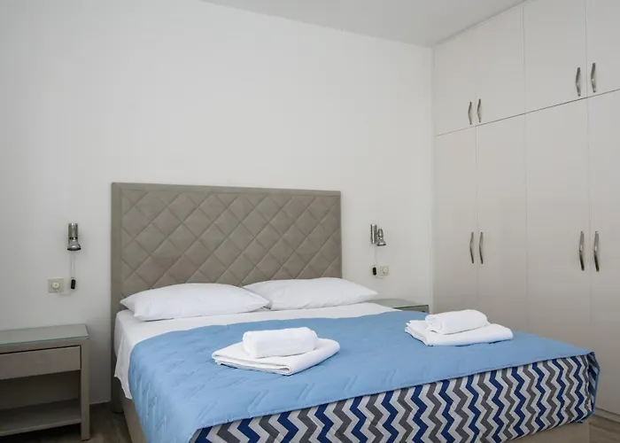 A3-90m2 W Shared Pool & Balcony Next To *