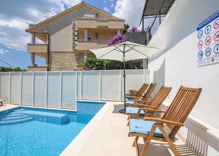 A3-90m2 W Shared Pool & Balcony Next To