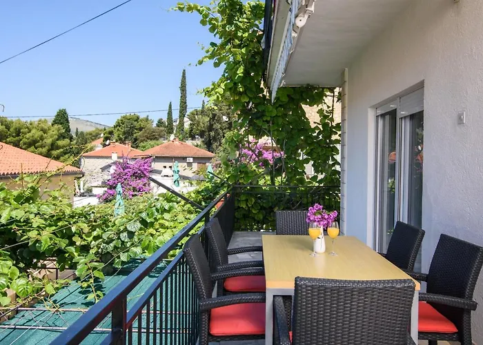 A3-90m2 W Shared Pool & Balcony Next To *