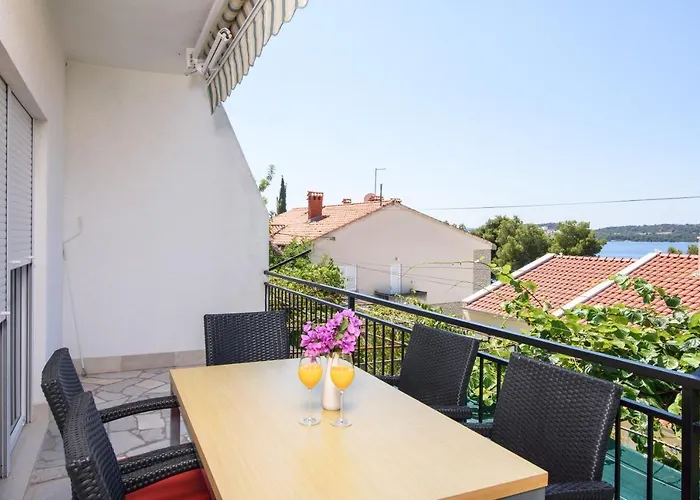 A3-90m2 W Shared Pool & Balcony Next To *