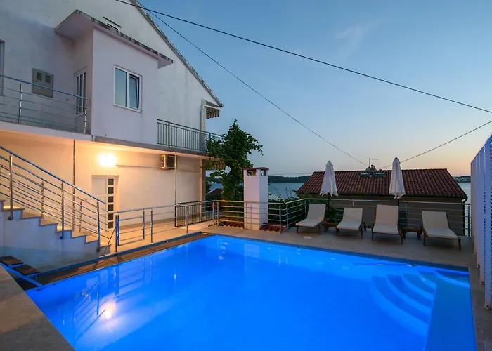 A3-90m2 W Shared Pool & Balcony Next To Trogir