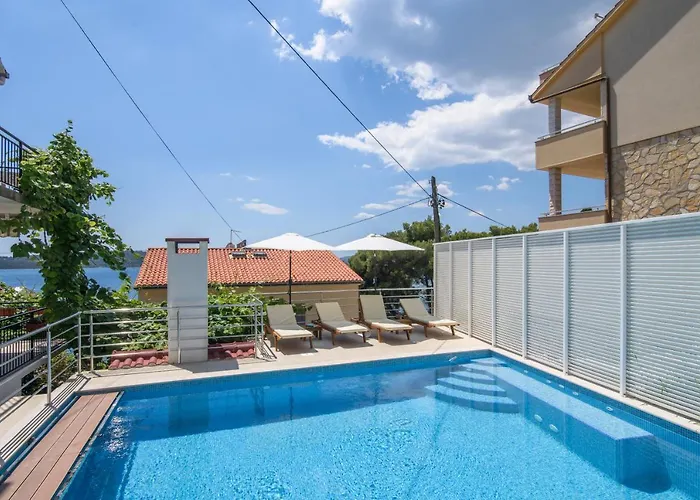 A3-90m2 W Shared Pool & Balcony Next To