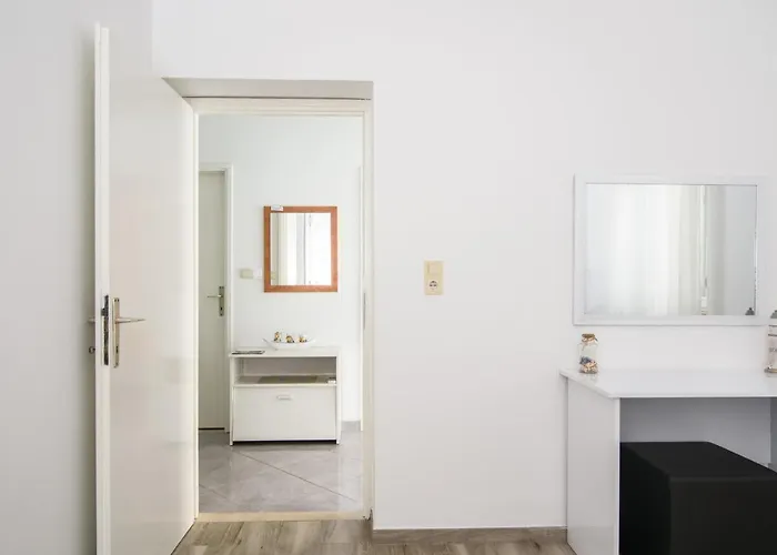 A3-90m2 W Shared Pool & Balcony Next To *