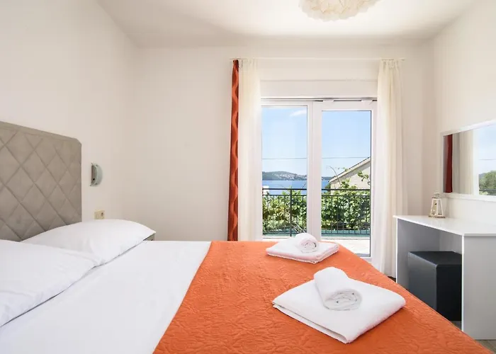 A3-90m2 W Shared Pool & Balcony Next To Lägenhet Trogir