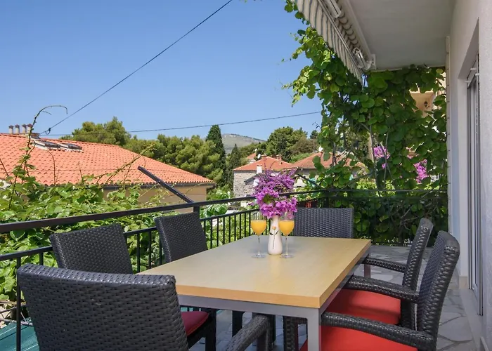 Lägenhet A3-90m2 W Shared Pool & Balcony Next To Trogir