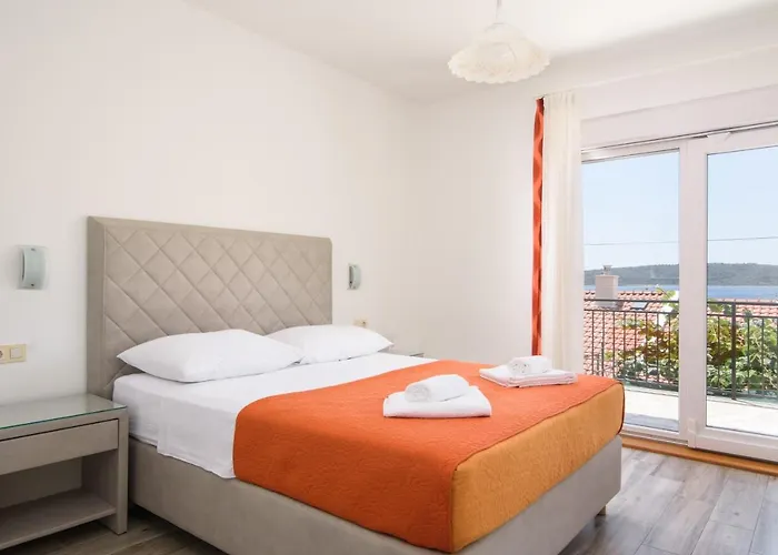 A3-90m2 W Shared Pool & Balcony Next To