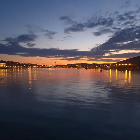 A3-90m2 W Shared Pool & Balcony Next To شقة تروغير