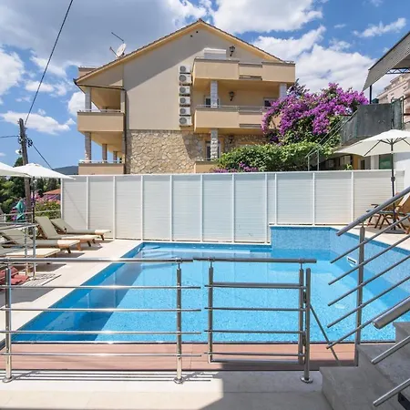 A3-90m2 W Shared Pool & Balcony Next To Apartman Trogir