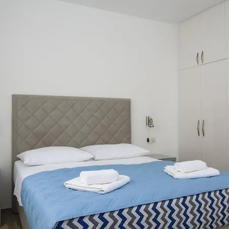 A3-90m2 W Shared Pool & Balcony Next To *