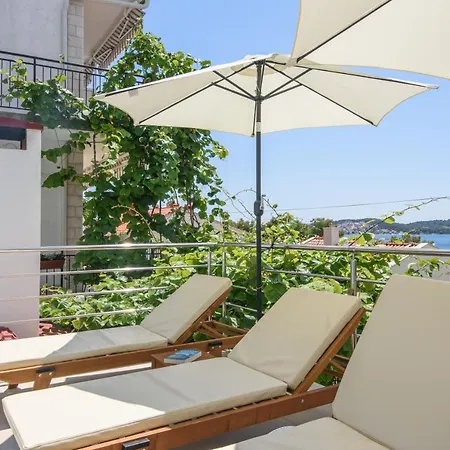 A3-90m2 W Shared Pool & Balcony Next To *