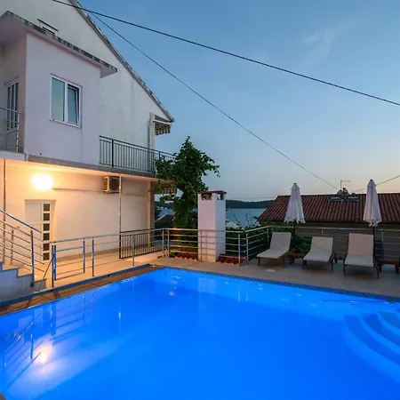 A3-90m2 W Shared Pool & Balcony Next To Trogir