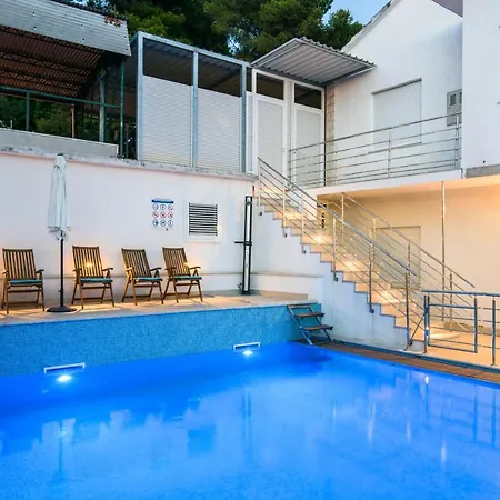 아파트 A3-90m2 W Shared Pool & Balcony Next To 트로기르