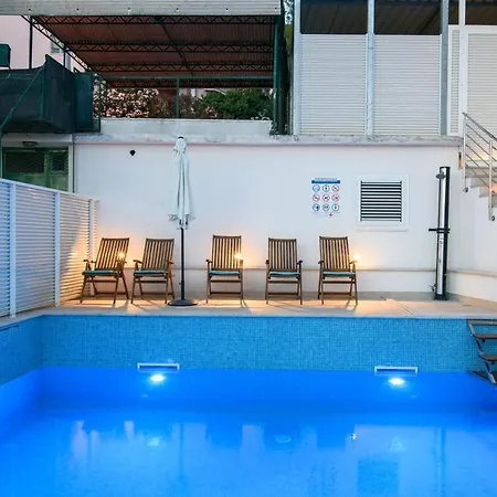 A3-90m2 W Shared Pool & Balcony Next To דירה