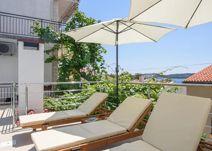 A3-90m2 W Shared Pool & Balcony Next To *