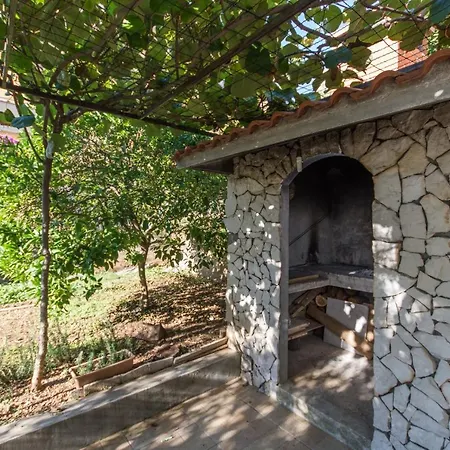 A3-90m2 W Shared Pool & Balcony Next To *