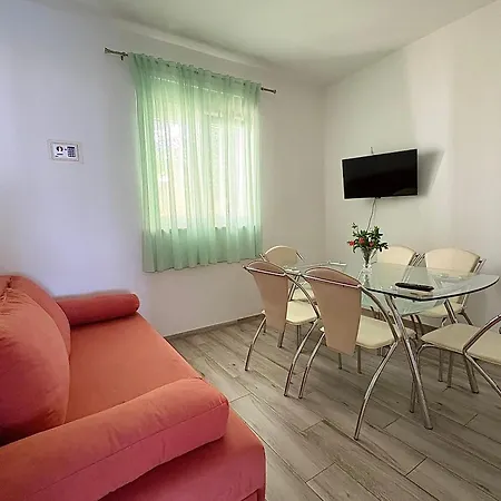 A3-90m2 W Shared Pool & Balcony Next To Trogir