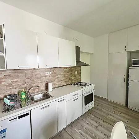 Apartment A3-90m2 W Shared Pool & Balcony Next To